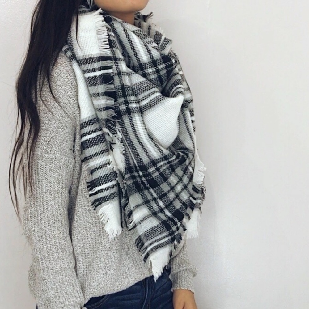๐ Juneau - Black + White Plaid Blanket Scarf - Picture 4 of 8